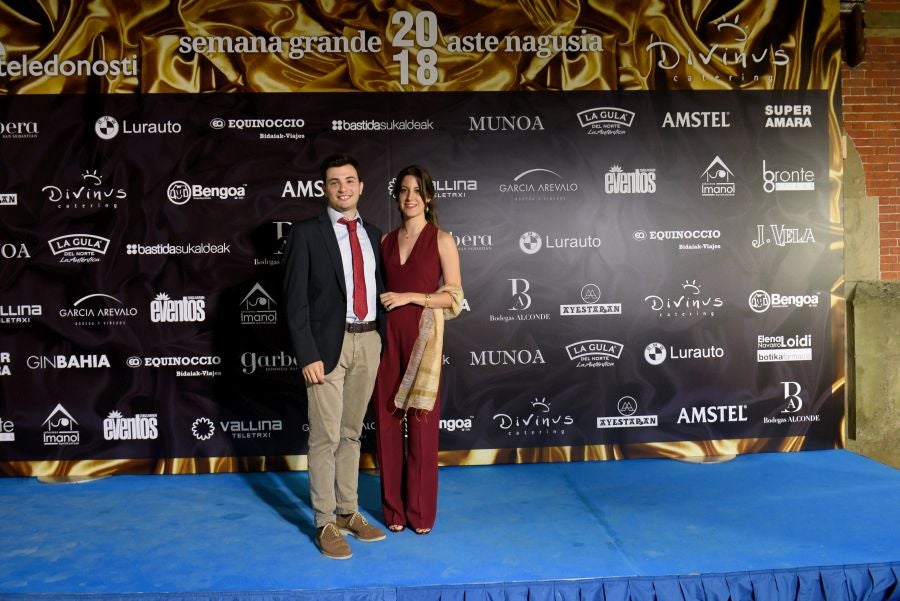 Los invitados pudieron disfrutar de los fuegos artificiales desde los jardines del palacio y comentarlos en lo que fue una divertida y 'glamourosa' fiesta en la que no faltó el buen humor.