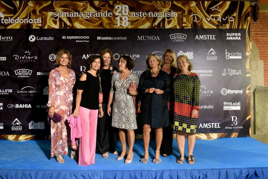 Los invitados pudieron disfrutar de los fuegos artificiales desde los jardines del palacio y comentarlos en lo que fue una divertida y 'glamourosa' fiesta en la que no faltó el buen humor.