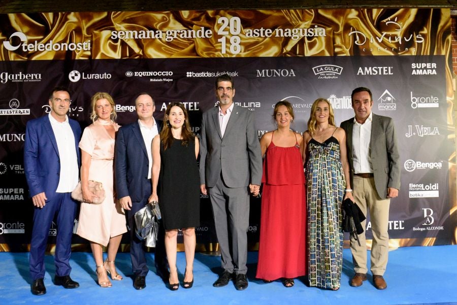 Los invitados pudieron disfrutar de los fuegos artificiales desde los jardines del palacio y comentarlos en lo que fue una divertida y 'glamourosa' fiesta en la que no faltó el buen humor.