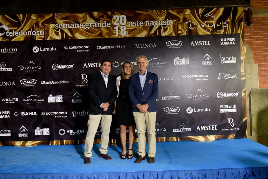 Los invitados pudieron disfrutar de los fuegos artificiales desde los jardines del palacio y comentarlos en lo que fue una divertida y 'glamourosa' fiesta en la que no faltó el buen humor.