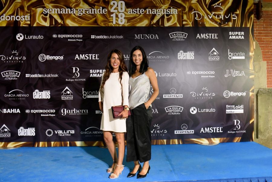 Los invitados pudieron disfrutar de los fuegos artificiales desde los jardines del palacio y comentarlos en lo que fue una divertida y 'glamourosa' fiesta en la que no faltó el buen humor.