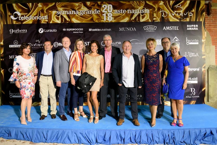 Los invitados pudieron disfrutar de los fuegos artificiales desde los jardines del palacio y comentarlos en lo que fue una divertida y 'glamourosa' fiesta en la que no faltó el buen humor.