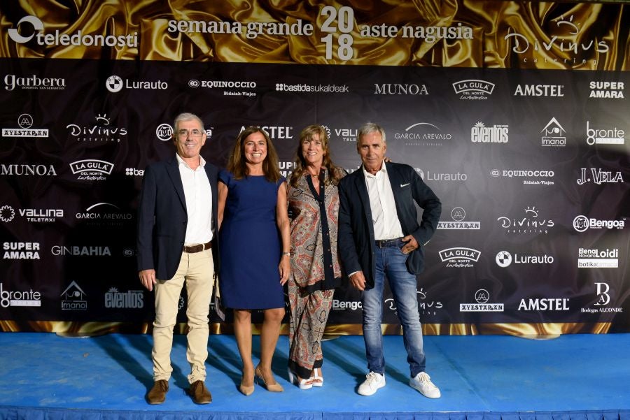 Los invitados pudieron disfrutar de los fuegos artificiales desde los jardines del palacio y comentarlos en lo que fue una divertida y 'glamourosa' fiesta en la que no faltó el buen humor.