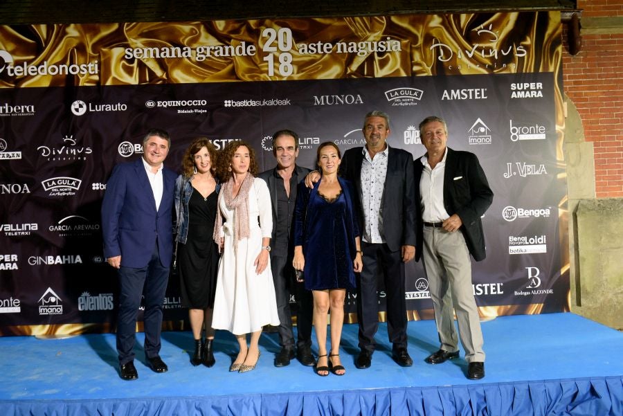 Los invitados pudieron disfrutar de los fuegos artificiales desde los jardines del palacio y comentarlos en lo que fue una divertida y 'glamourosa' fiesta en la que no faltó el buen humor.