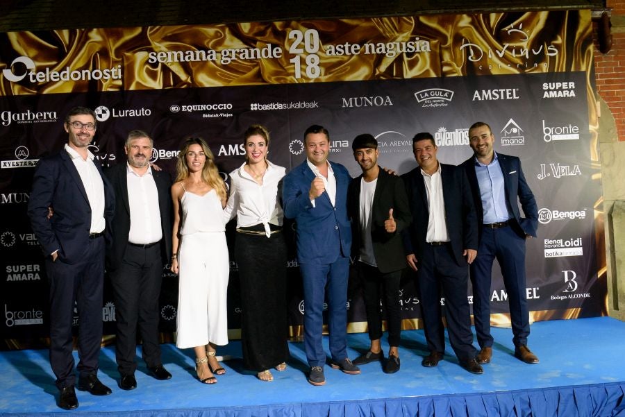 Los invitados pudieron disfrutar de los fuegos artificiales desde los jardines del palacio y comentarlos en lo que fue una divertida y 'glamourosa' fiesta en la que no faltó el buen humor.