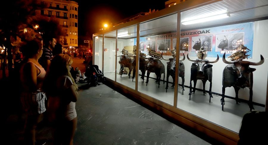 Además de los conciertos, los fuegos y el consabido helado, hay una cita que muchos donostiarras y visitantes no perdonan: el toro de fuego que hace las delicias de pequños y mayores. 