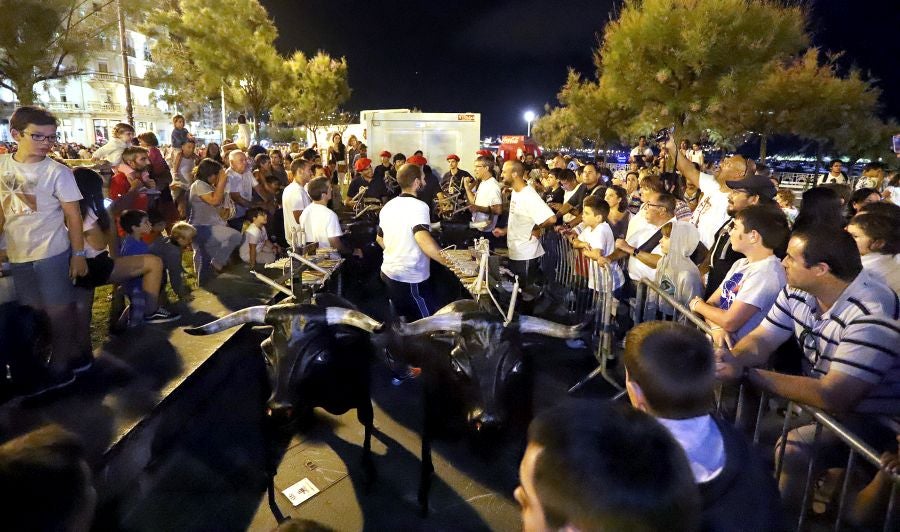 Además de los conciertos, los fuegos y el consabido helado, hay una cita que muchos donostiarras y visitantes no perdonan: el toro de fuego que hace las delicias de pequños y mayores. 