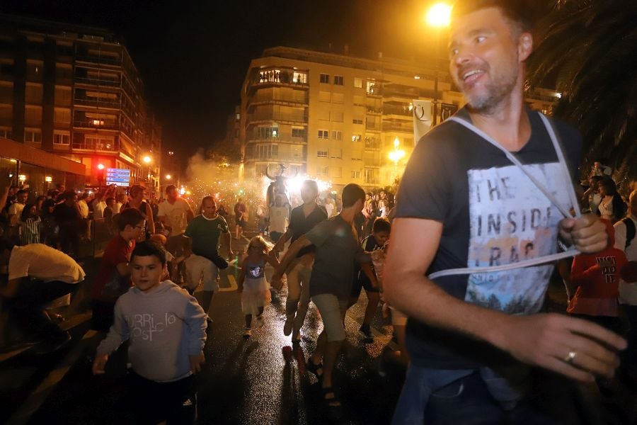 Además de los conciertos, los fuegos y el consabido helado, hay una cita que muchos donostiarras y visitantes no perdonan: el toro de fuego que hace las delicias de pequños y mayores. 
