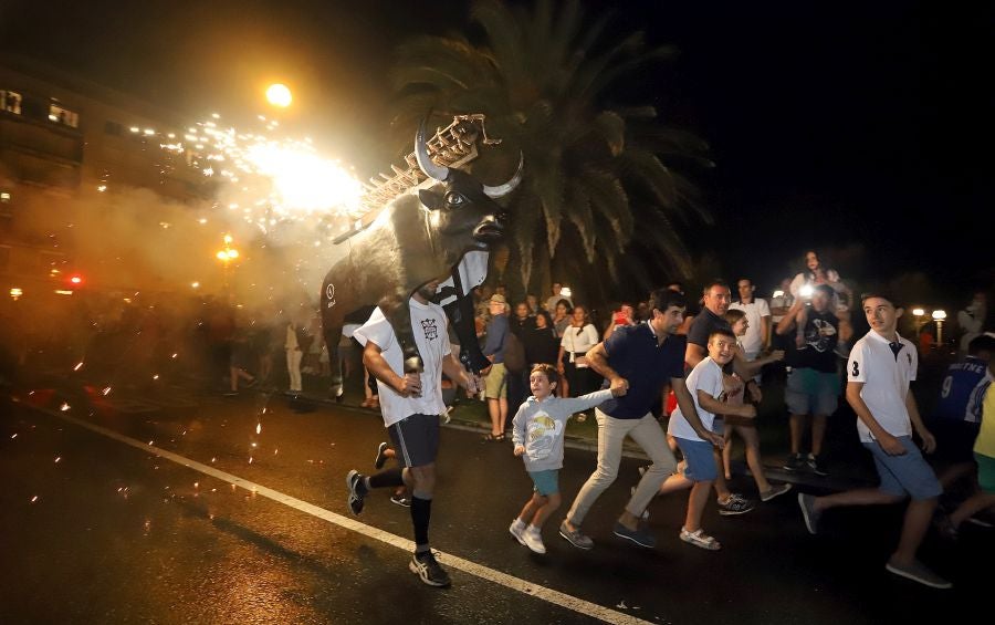 Además de los conciertos, los fuegos y el consabido helado, hay una cita que muchos donostiarras y visitantes no perdonan: el toro de fuego que hace las delicias de pequños y mayores. 
