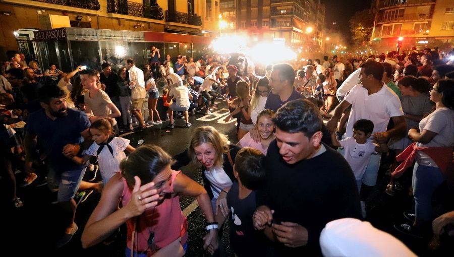 Además de los conciertos, los fuegos y el consabido helado, hay una cita que muchos donostiarras y visitantes no perdonan: el toro de fuego que hace las delicias de pequños y mayores. 