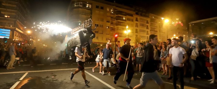 Además de los conciertos, los fuegos y el consabido helado, hay una cita que muchos donostiarras y visitantes no perdonan: el toro de fuego que hace las delicias de pequños y mayores. 