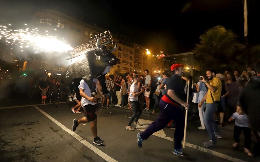 Además de los conciertos, los fuegos y el consabido helado, hay una cita que muchos donostiarras y visitantes no perdonan: el toro de fuego que hace las delicias de pequños y mayores. 