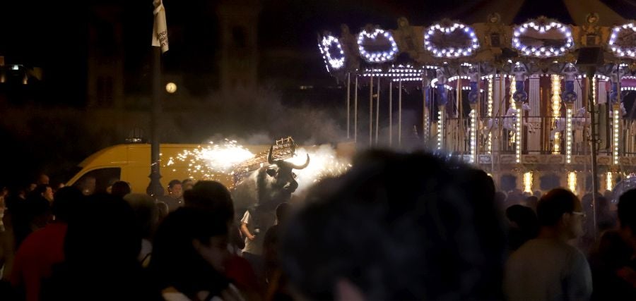 Además de los conciertos, los fuegos y el consabido helado, hay una cita que muchos donostiarras y visitantes no perdonan: el toro de fuego que hace las delicias de pequños y mayores. 