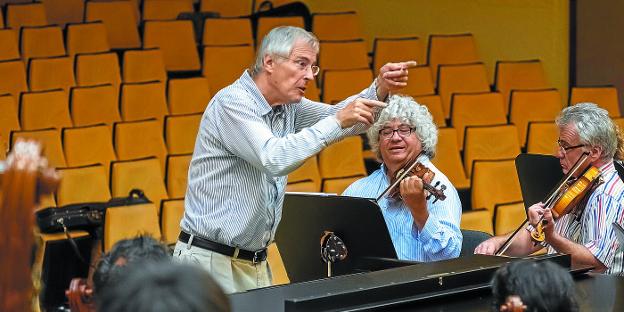 El pianista y director de orquesta alemán Christian Zacharias, durante los ensayos ayer en la sede de la Orquesta Sinfónica de Euskadi.