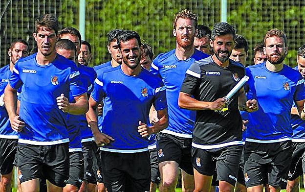 Juanmi y Zurutuza, en primera fila, se entrenaron ayer con normalidad en Zubieta. 