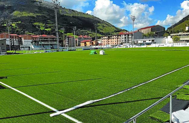 Muy avanzados los trabajos del campo de hierba artificial de Garmendipe. 