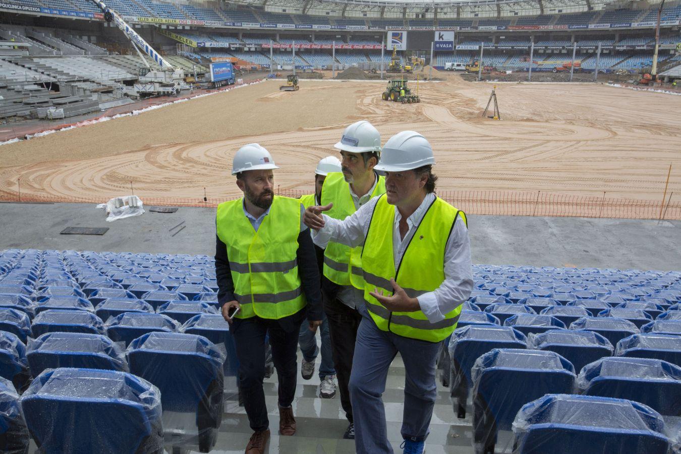 Eneko Goia, alcalde de San Sebastián y Denis Itxaso, diputado de Cultura, Turismo, Deporte y Cooperación han visitado este viernes las obras que están teniendo lugar en Anoeta. 