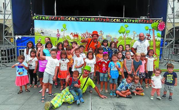 Los niños volvieron a posar junto a los payasos Potxin eta Patxin tras su actuación; la alkate txiki, Malen Antxia, y Unax Urkia, el alkateorde txiki. 