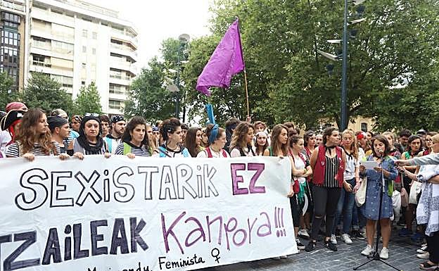Lectura del comunicado tras la manifestación celebrada en Donostia. 