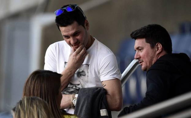 Rodrigo (i) y Matías (d), hermanos de Leo Messi, asisten a un entrenamiento del equipo azulgrana en el Parque de los Príncipes. 