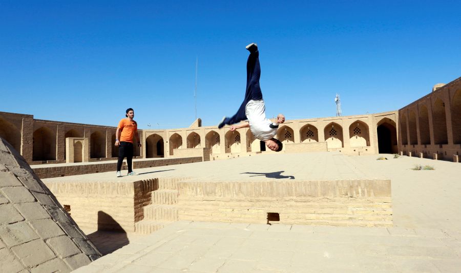 Jóvenes iraquíes practican sus movimientos de parkour en Najaf. La ciudad es un centro de peregrinación para todo el mundo islámico. Solamente La Meca y Medina reciben la visita de más peregrinos musulmanes.