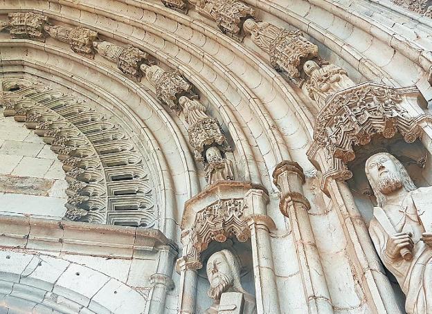 Arte. El pórtico de la desaparecida parroquia de San Bartolomé de Olaso guarda elementos de interés.