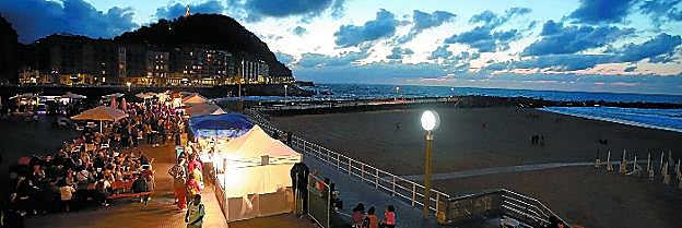 La supuesta violación ocurrió en la playa La Zurriola, cerca del espigón. Abajo, el alcalde de Donostia junto a varios ediles.