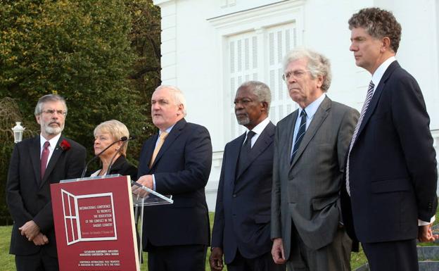 En la imagen Jonathan Powell, Gerry Adams, Bertie Ahern, Kofi Annan, Gro Harlem Brutland y Pierre Joxe, en 2011 en Donostia. 