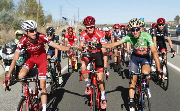 El ciclista británico del equipo Sky, Chris Froome, ganador de la Vuelta Ciclista a España del curso pasado, brinda con el segundo en la clasificación general, el italiano del equipo Bahrei-Merida Vicenzo Nibali y el tercero, el ruso del equipo Katusha, Ilnur Zakarin, en la última etapa de La Vuelta a España con salida en Arroyomolinos y meta final en Madrid. 