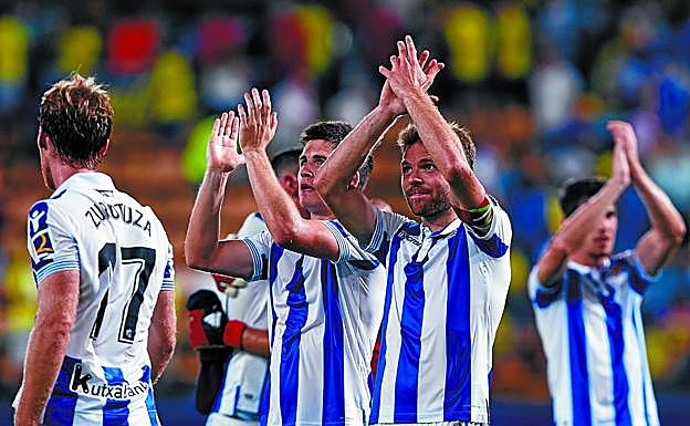 Zurutuza, Zubeldia, Illarramendi y Aritz agradecen su apoyo a la afición txuri-urdin presente en el Estadio de la Cerámica. 