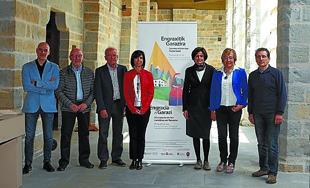 Raúl Azpilicueta (Gobierno de Navarra), Paskual Rekalde (autor), Andres Iñigo (autor), María del Mar Larraza (directora de la Cátedra de Lengua y Cultura Vasca), Ana Zabalza (coordinadora del libro), Nekane Oroz (Gobierno de Navarra) y Peio Monteano (autor).