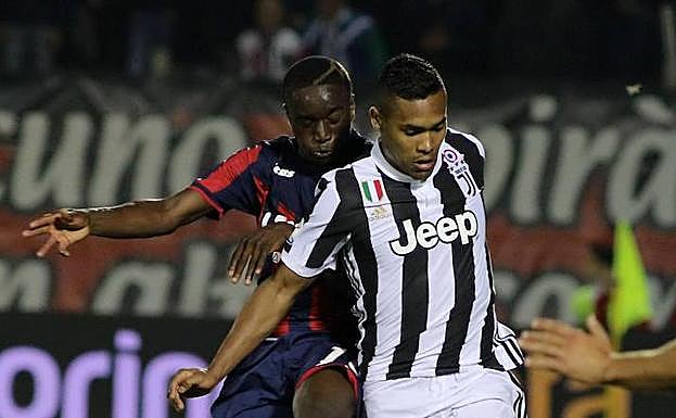 Moussa Diaby, a la izquierda, con la elástica del Crotone, donde estuvo cedido la pasada temporada. 