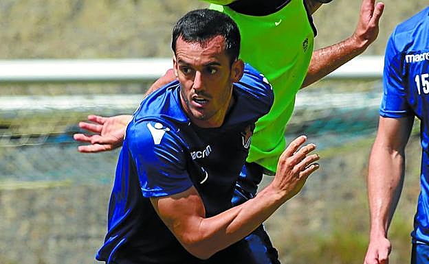 Juanmi, durante el entrenamiento recuperatorio de ayer en Zubieta.