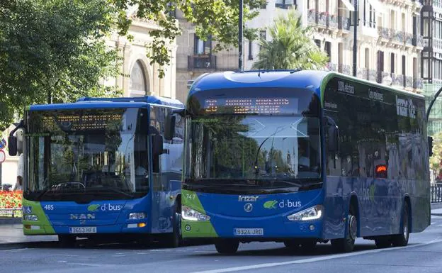 Dos autobuses de Dbus, en el Boulevard de San Sebastián.
