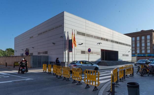 Vallas protectoras ante la comisaría de Cornellá de Llobregat (Barcelona).