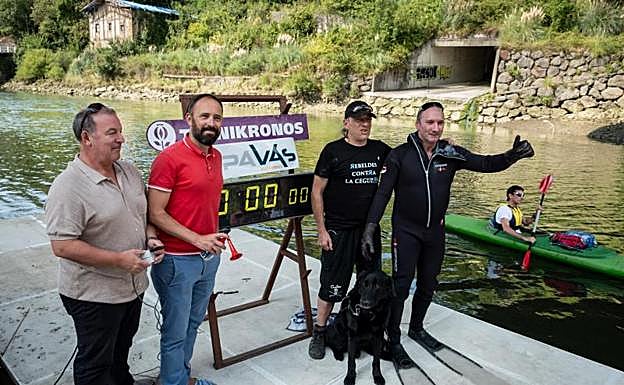 Denis Itxaso ha sido el encargado de tocar la bocina con la que ha comenzado a contar el tiempo de este nuevo reto de Carlos Peña