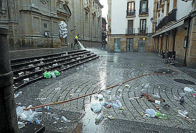 Varios operarios municipales limpian ayer las calles y espacios donostiarras donde ha transcurrido la Semana Grande, que concluyó el sábado. 