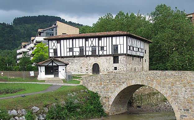 Imagen principal - Por sus puentes los conoceréis la historia de Gipuzkoa