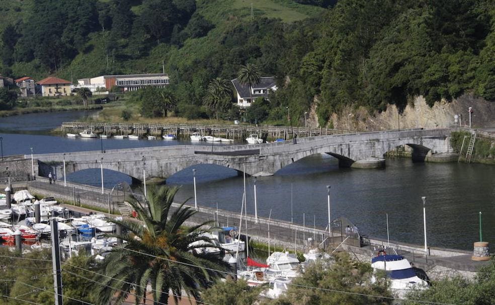 Si hay un puente gafado en Gipuzkoa ése parece ser el que une Deba con Mutriku. Desde su construcción ha estado en riesgo de derrumbarse. La última vez en julio de este año, lo que ha obligado a realizar obras de urgencia en octubre.