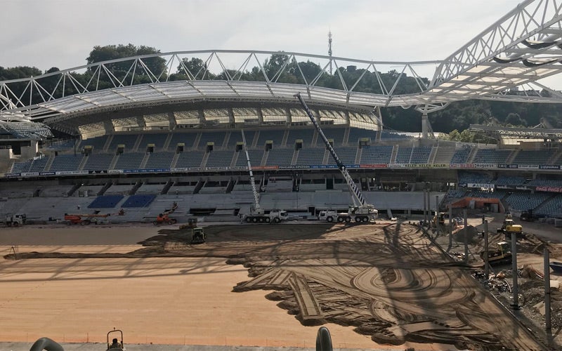 El estadio de Anoeta va tomando forma. Este miércoles se trabajaba a fondo en el terreno de juego con una nueva capa que albergará próximamente el césped. (Luis Azkune).