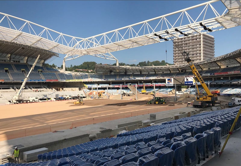 El estadio de Anoeta va tomando forma. Este miércoles se trabajaba a fondo en el terreno de juego con una nueva capa que albergará próximamente el césped. (Luis Azkune).