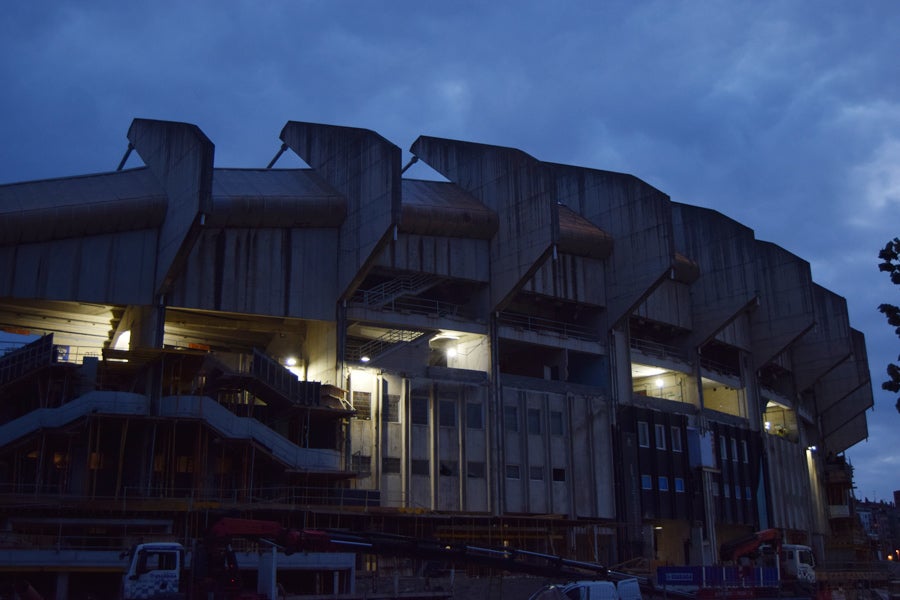 El estadio de Anoeta va tomando un aspecto diferente, también en su exterior, donde la evolución es notable gracias a unos trabajos que no paran de noche.