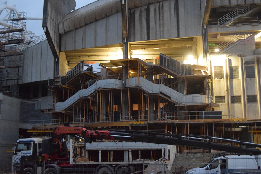 El estadio de Anoeta va tomando un aspecto diferente, también en su exterior, donde la evolución es notable gracias a unos trabajos que no paran de noche.