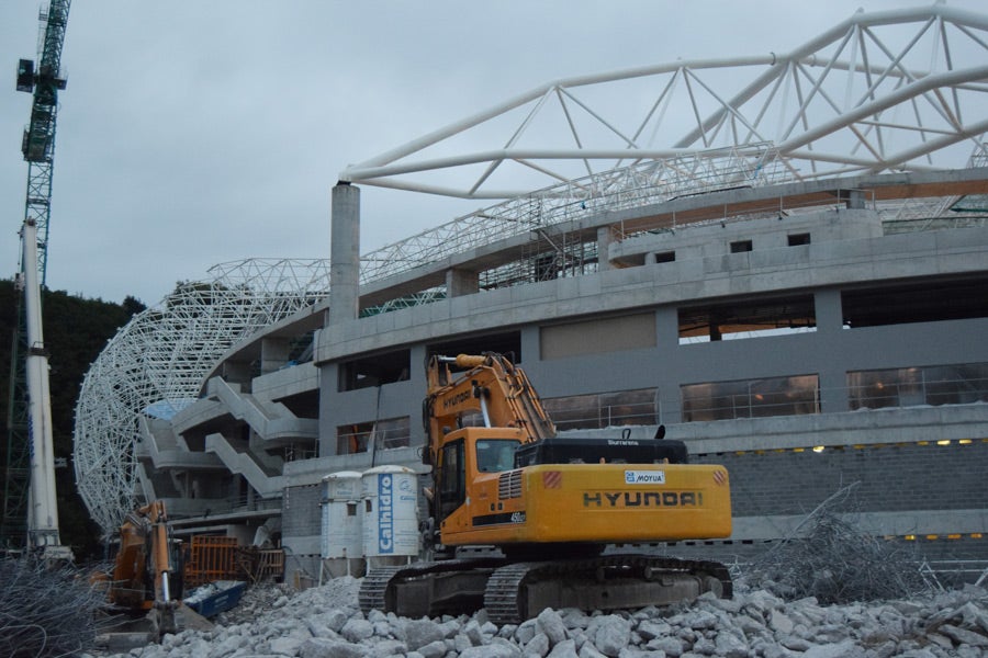 El estadio de Anoeta va tomando un aspecto diferente, también en su exterior, donde la evolución es notable gracias a unos trabajos que no paran de noche.