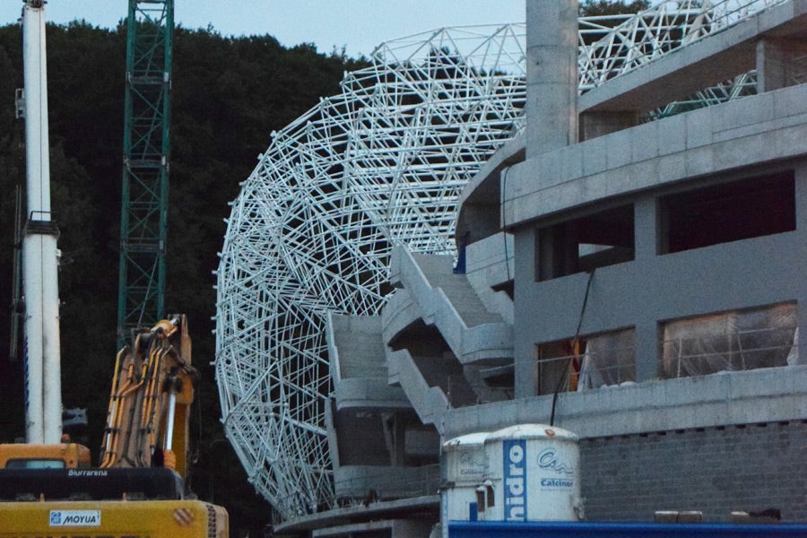 El estadio de Anoeta va tomando un aspecto diferente, también en su exterior, donde la evolución es notable gracias a unos trabajos que no paran de noche.