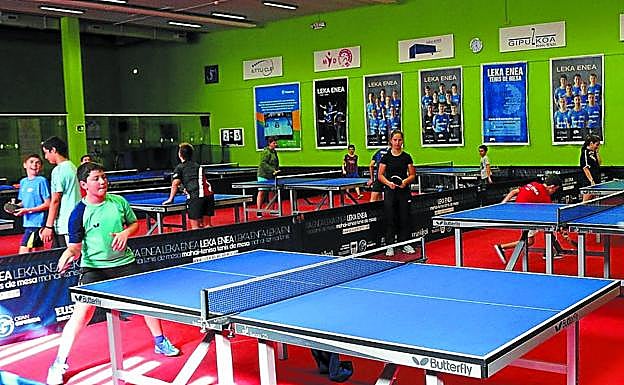 Tenis de mesa. Cerca de 70 alumnos han probado durante el verano el cursillo del club Leka Enea en el Centro de Tecnificación Sonia Etxezarreta. 