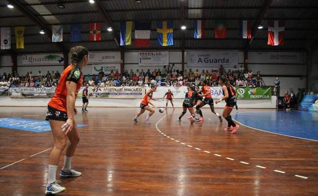 Un lance del partido entre Bera Bera y Atlético Guardés