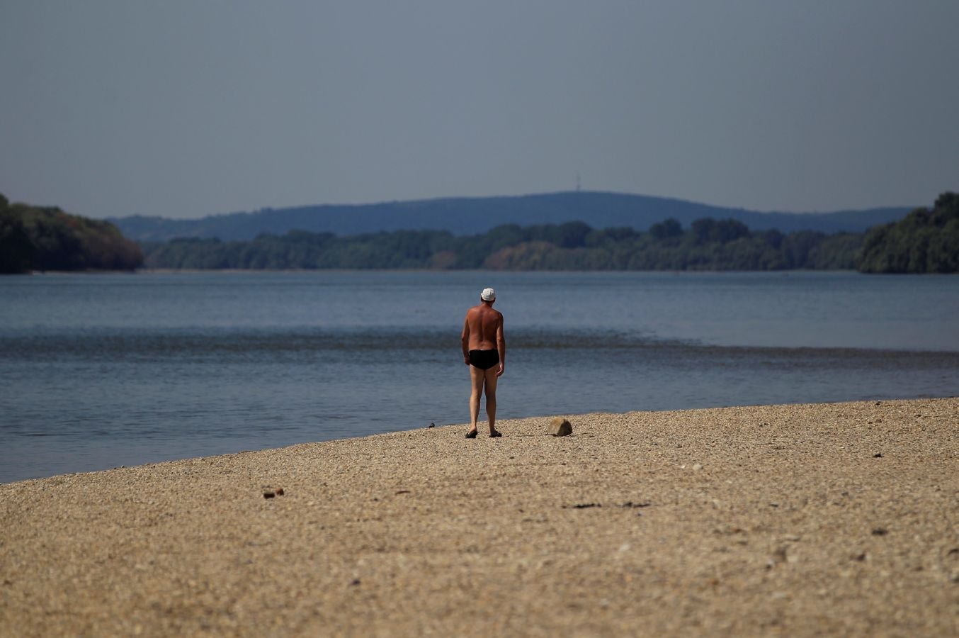 El seco y caluroso verano que está sufriendo Europa unido a la escasez de lluvias en Austria y Alemania ha dejado unos niveles de agua en el Danubio inusualmente bajos. 20 buques de pasajeros esperan en el puerto de Viena a que las lluvias previstas para el fin de semana les permitan continuar su trayecto.