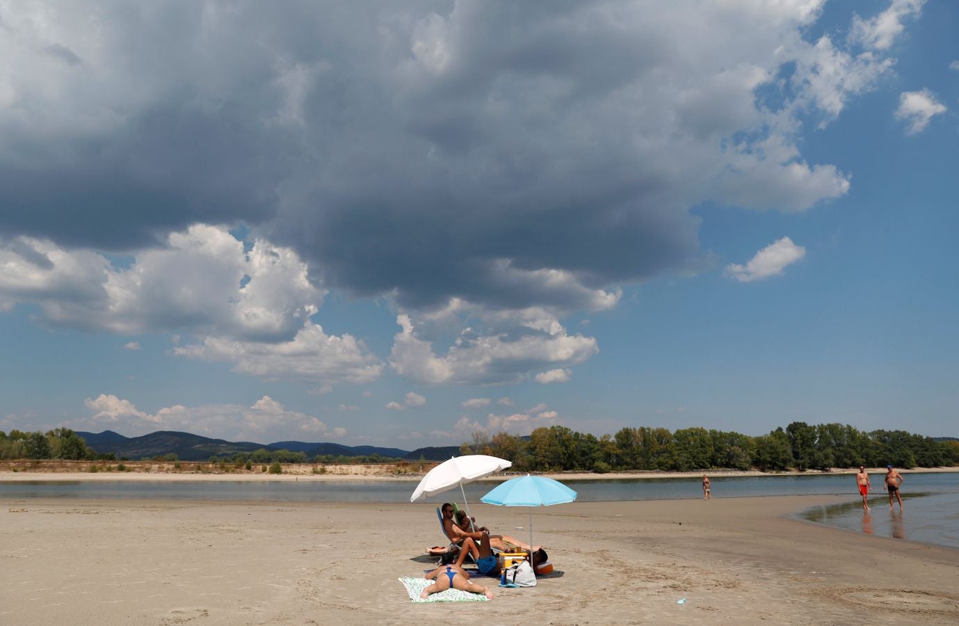 El seco y caluroso verano que está sufriendo Europa unido a la escasez de lluvias en Austria y Alemania ha dejado unos niveles de agua en el Danubio inusualmente bajos. 20 buques de pasajeros esperan en el puerto de Viena a que las lluvias previstas para el fin de semana les permitan continuar su trayecto.