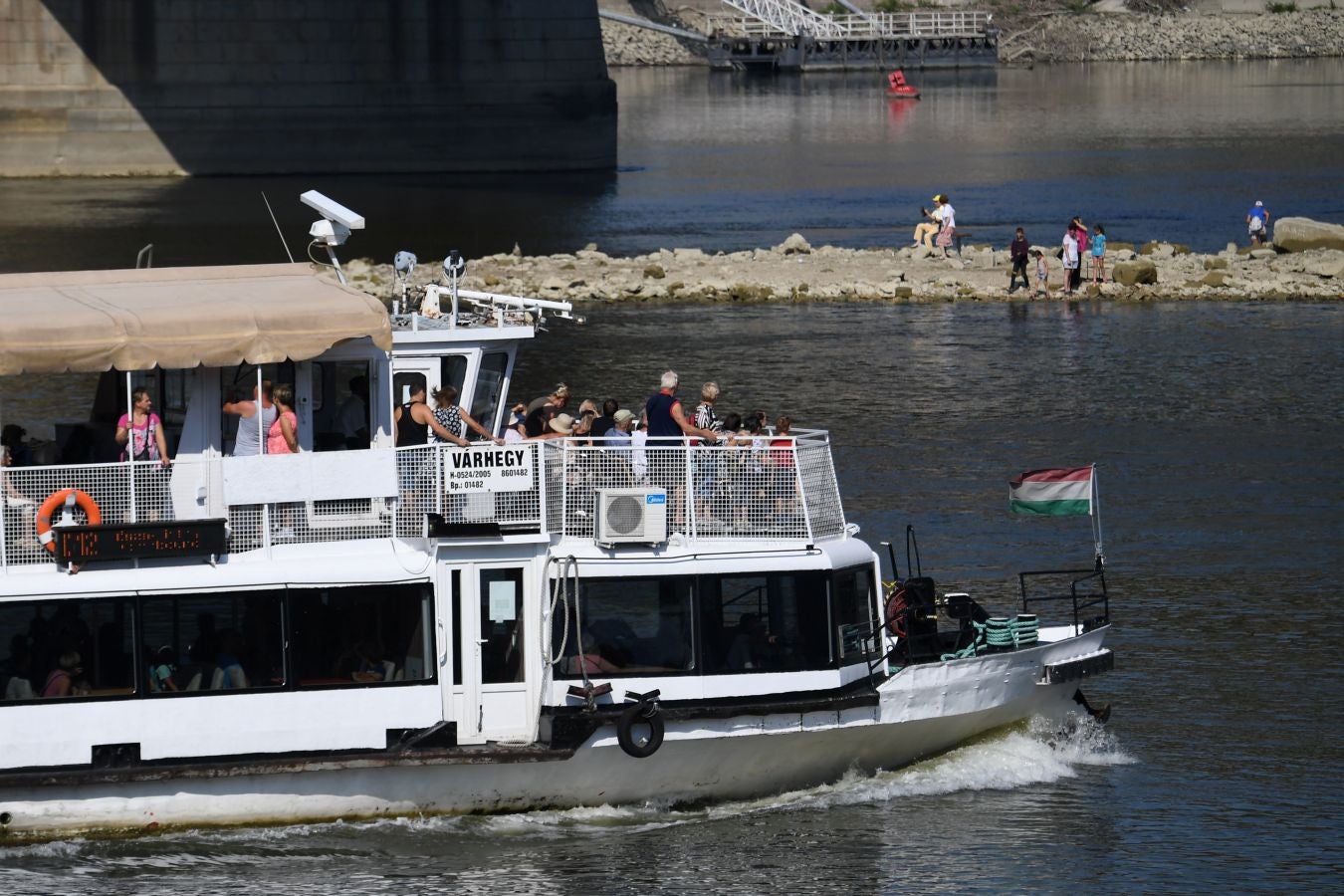El seco y caluroso verano que está sufriendo Europa unido a la escasez de lluvias en Austria y Alemania ha dejado unos niveles de agua en el Danubio inusualmente bajos. 20 buques de pasajeros esperan en el puerto de Viena a que las lluvias previstas para el fin de semana les permitan continuar su trayecto.